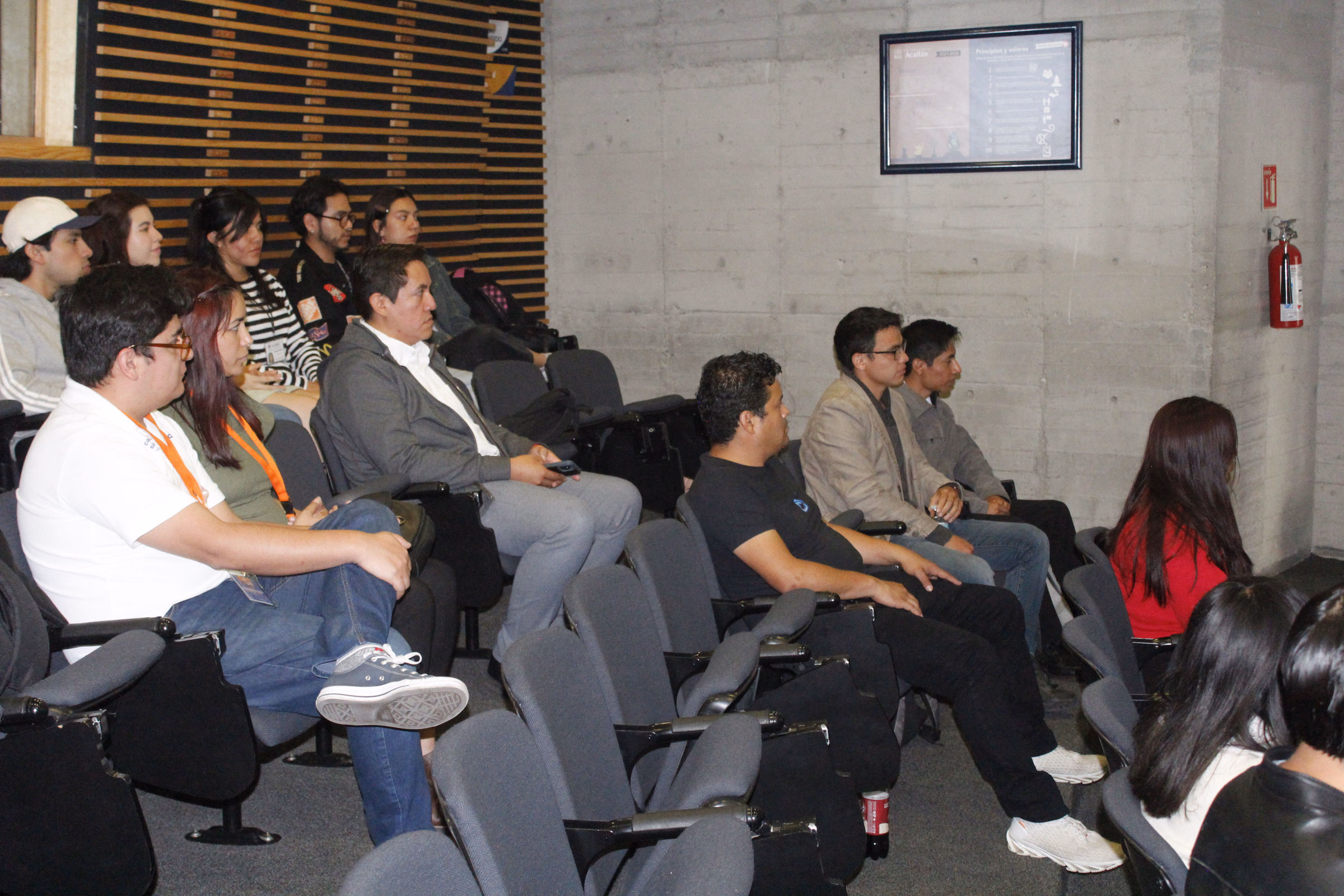 Juventudes escuchan la presentación de iniciativas en Talentos Sostenibles