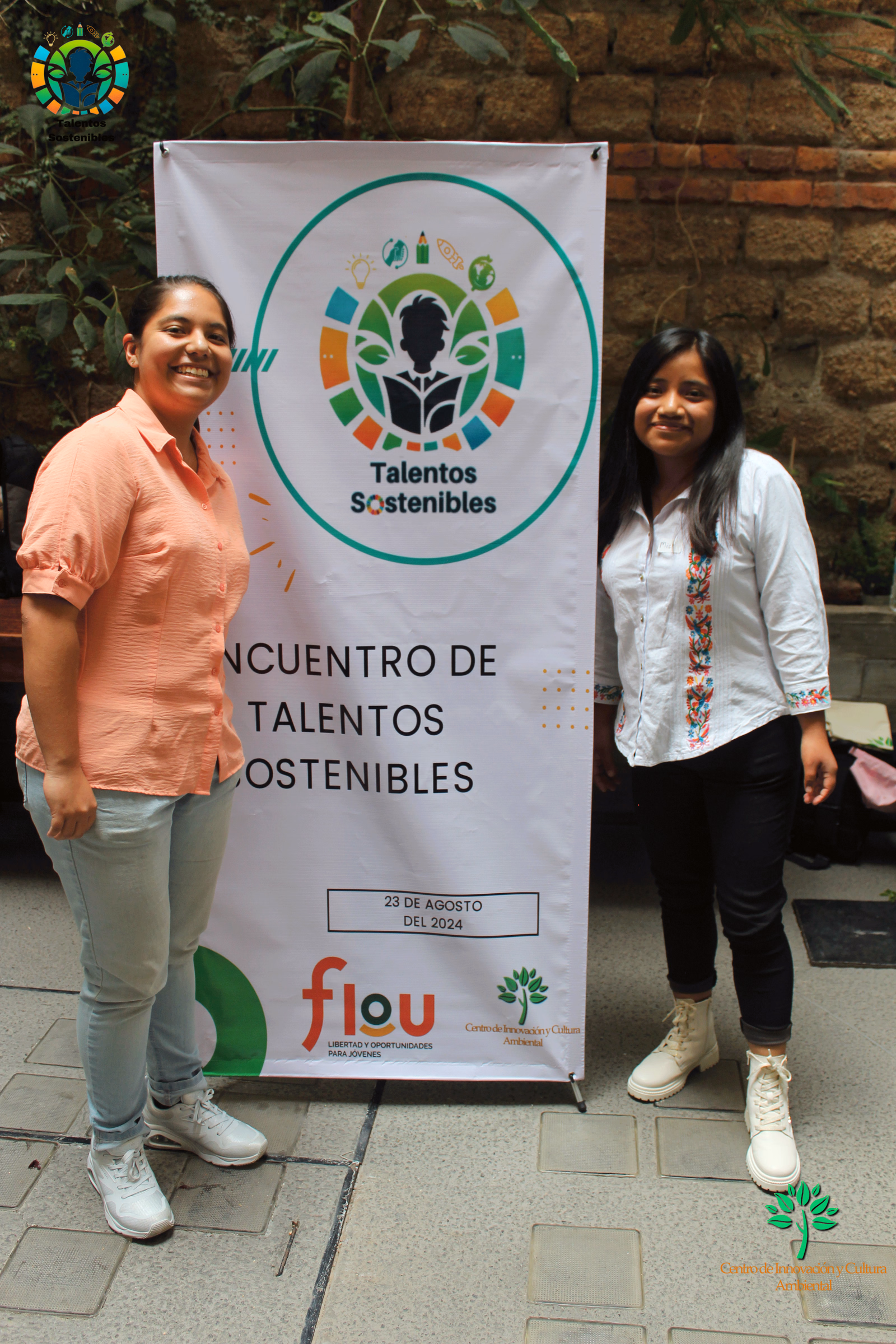 Dos participantes junto al banner de Talentos Sostenibles