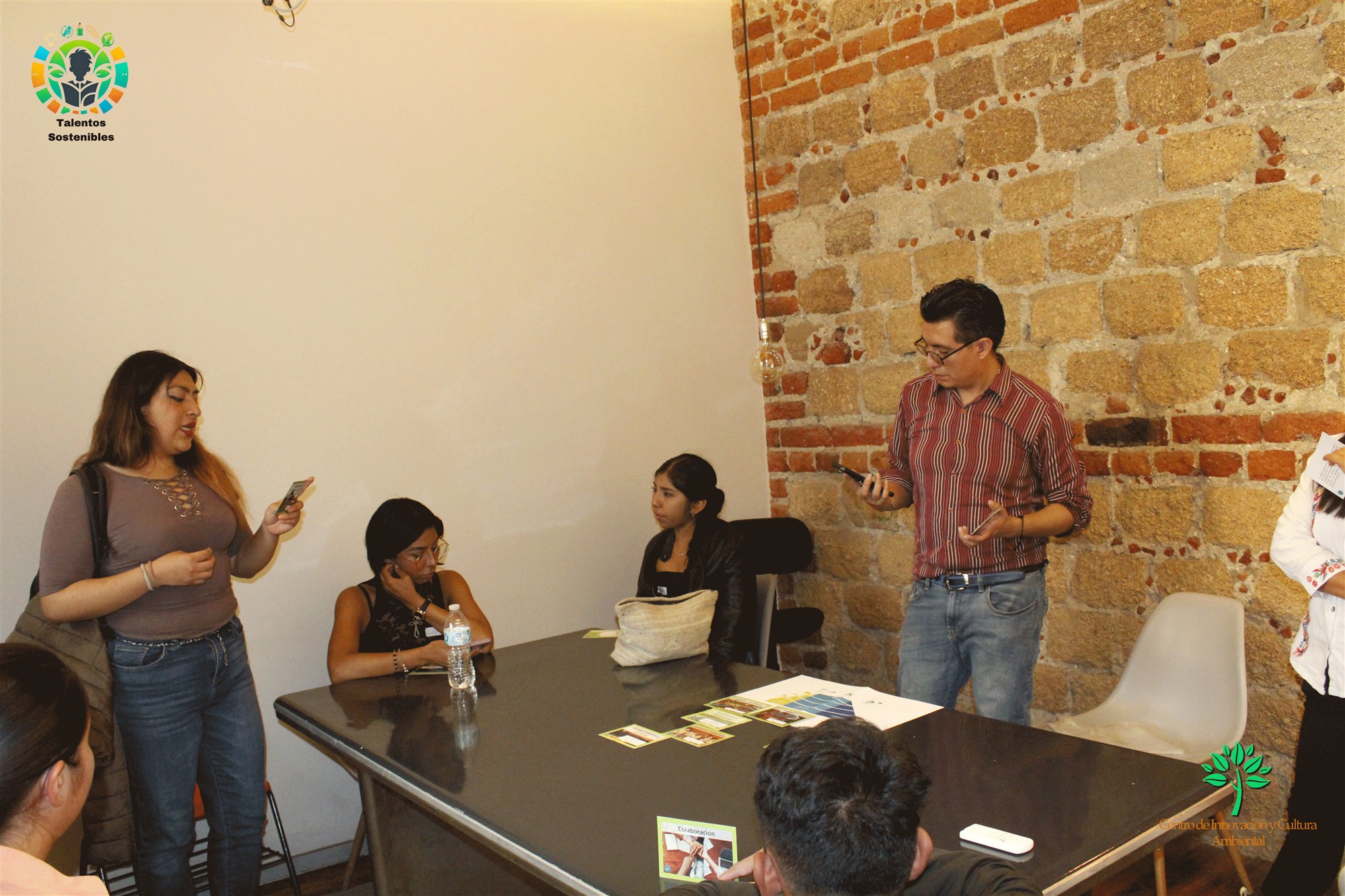 Participantes comparten sus ideas durante una actividad del Mural de la Economía Circular