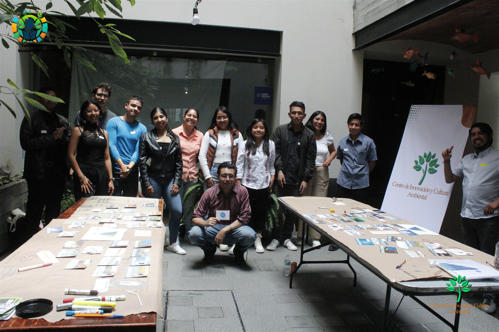 Participantes y facilitadores reunidos al terminar una sesión del Mural de la Economía Circular