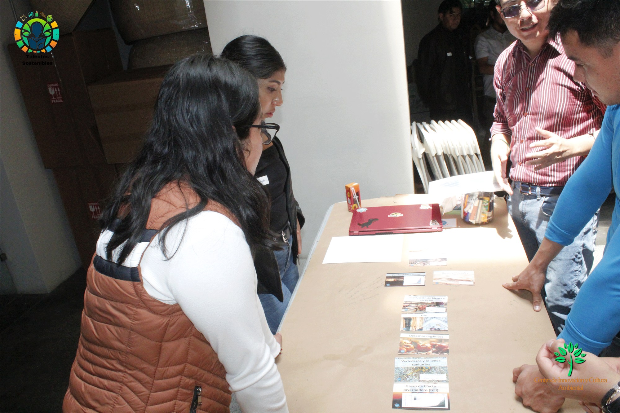 Participantes relacionan tarjetas sobre una mesa durante el Mural de la Economía Circular