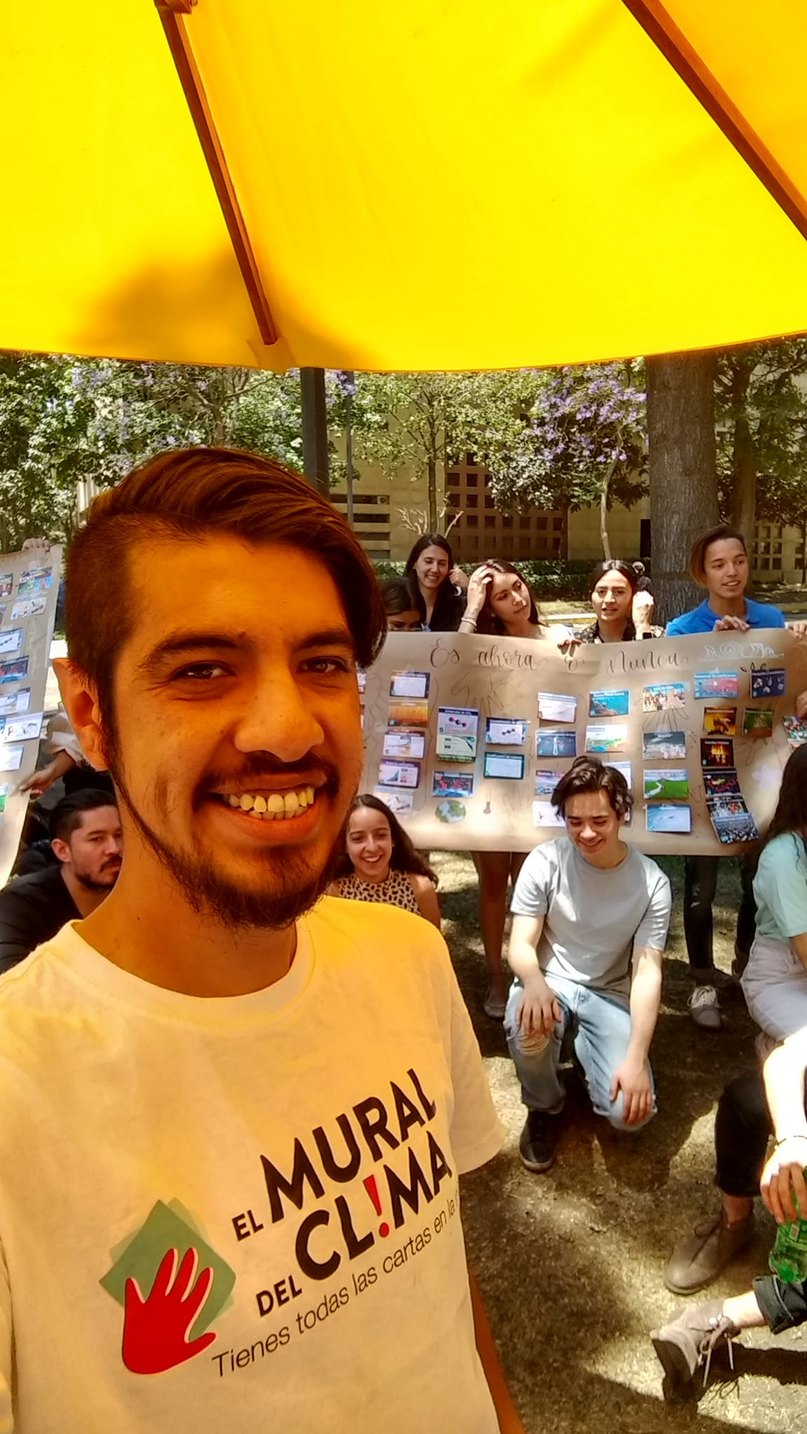 Participantes muestran el Mural del Clima durante una actividad al aire libre
