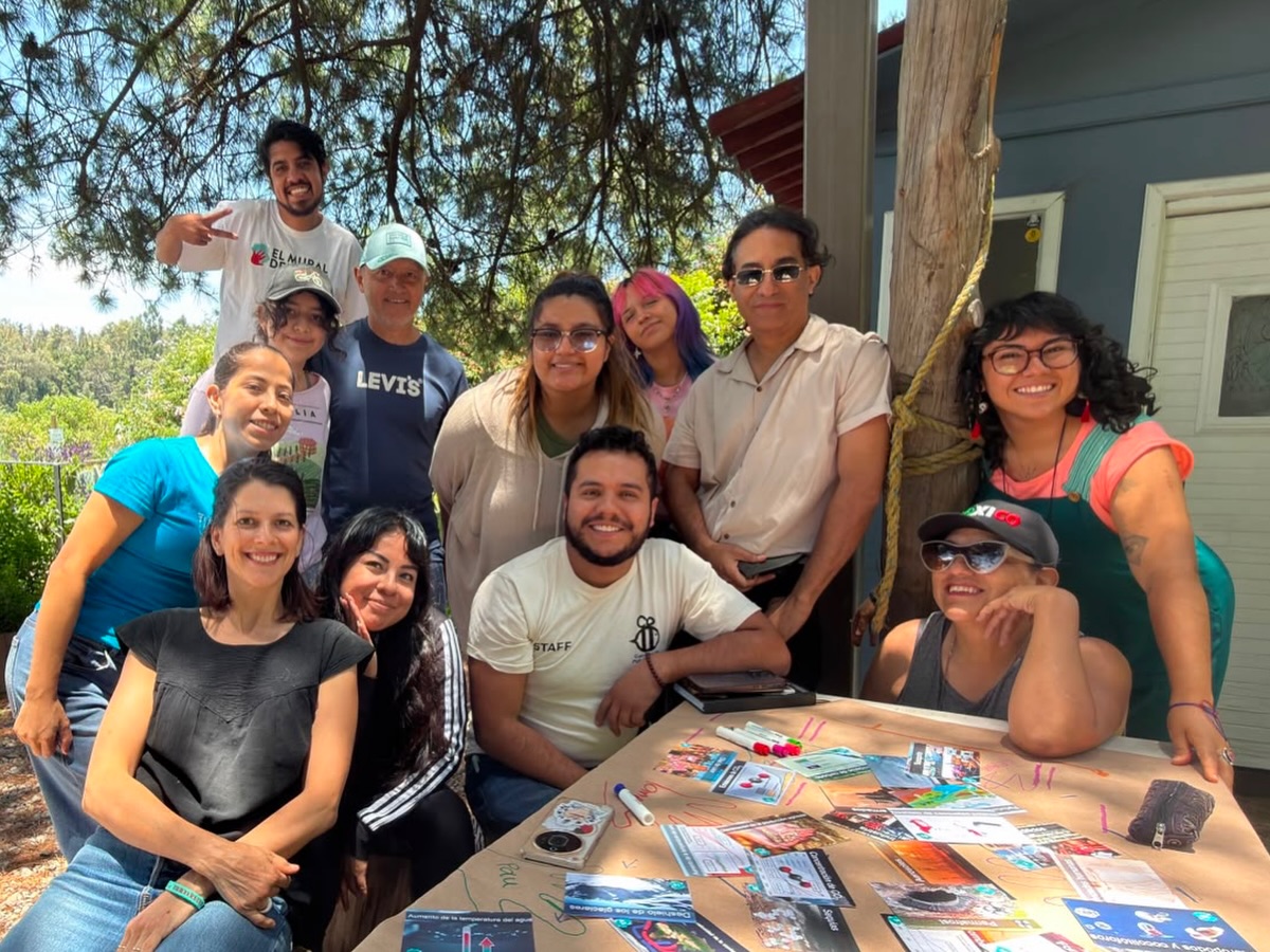 Grupo participante junto al Mural del Clima y sus cartas